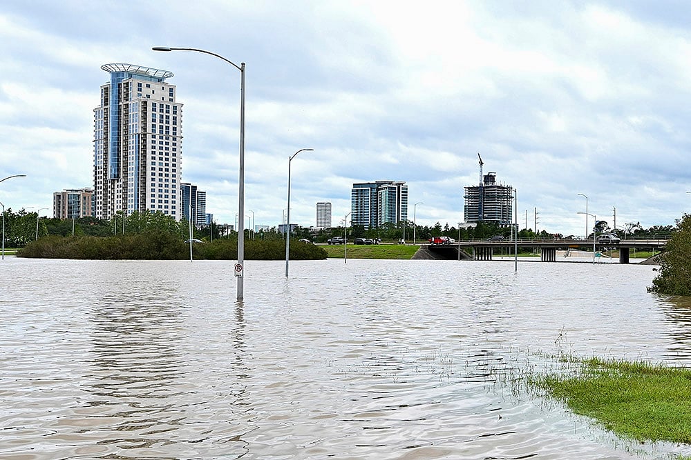 | Photo: AP/Maria Lysaker : Streets flood after Beryl made landfall